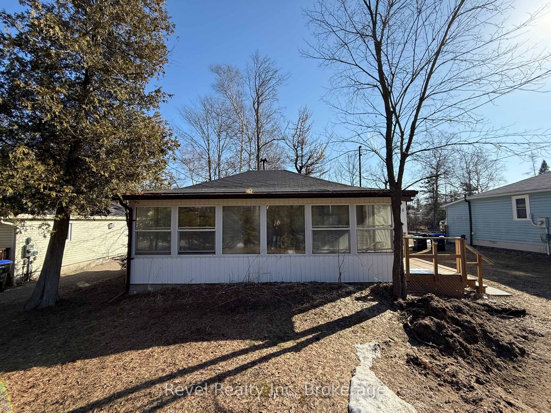 Photo 2 of 35 61st Street S, Wasaga Beach — HOMEH