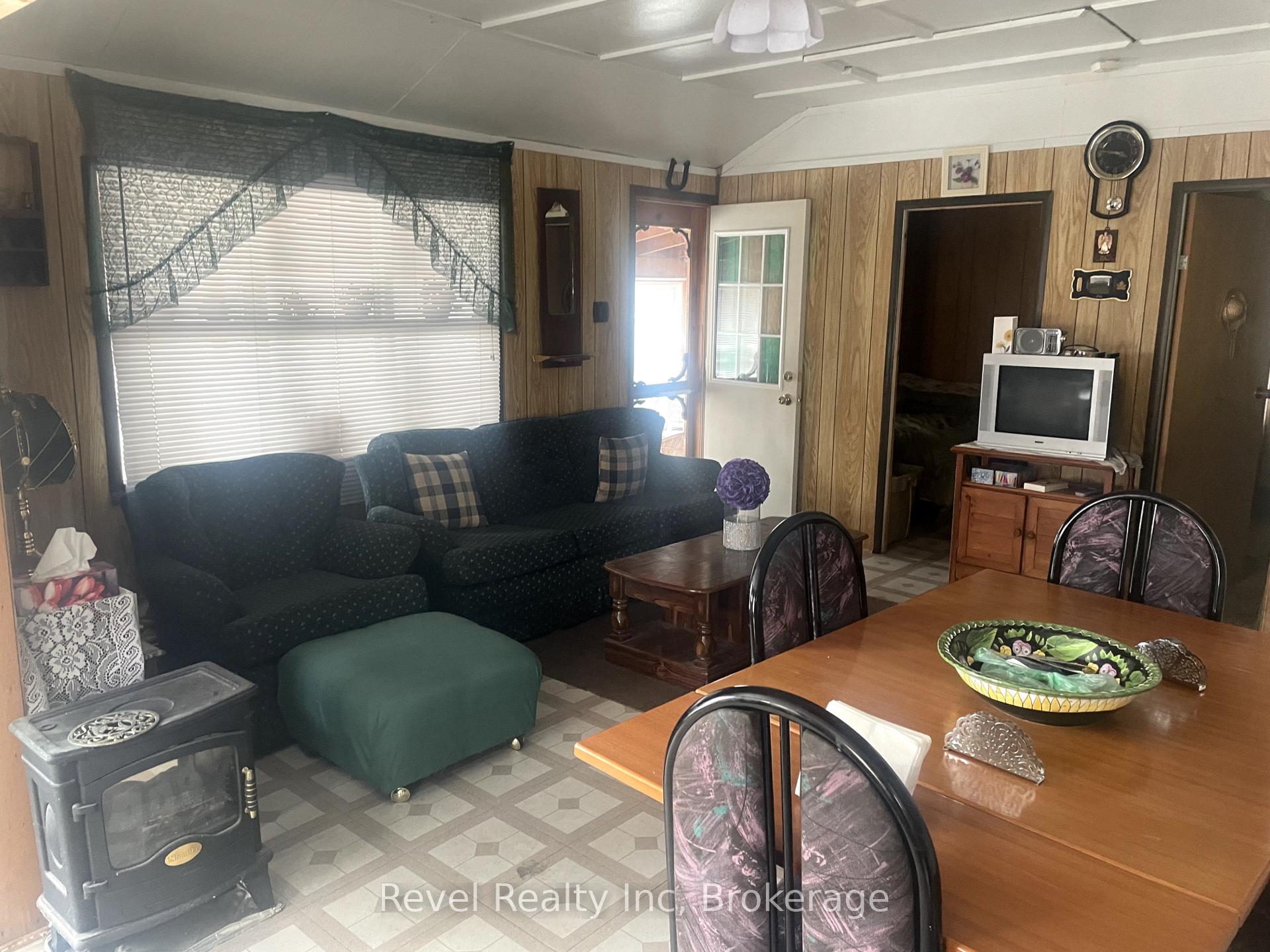 Photo 4 of 35 61st Street S, Wasaga Beach — HOMEH