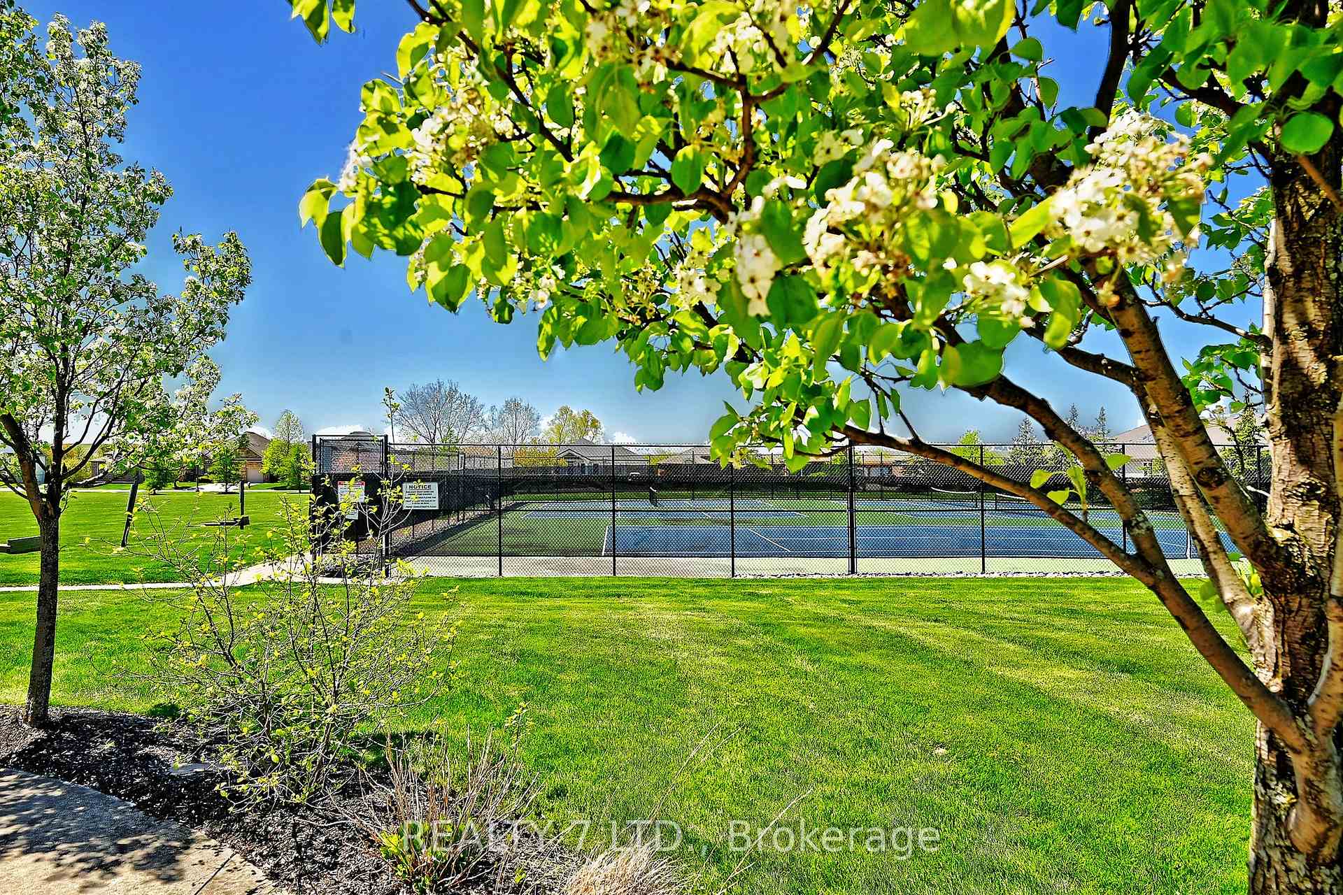 Photo 48 of 544 Old Course Trail, Welland, Hwy 406/Welland — HOMEH