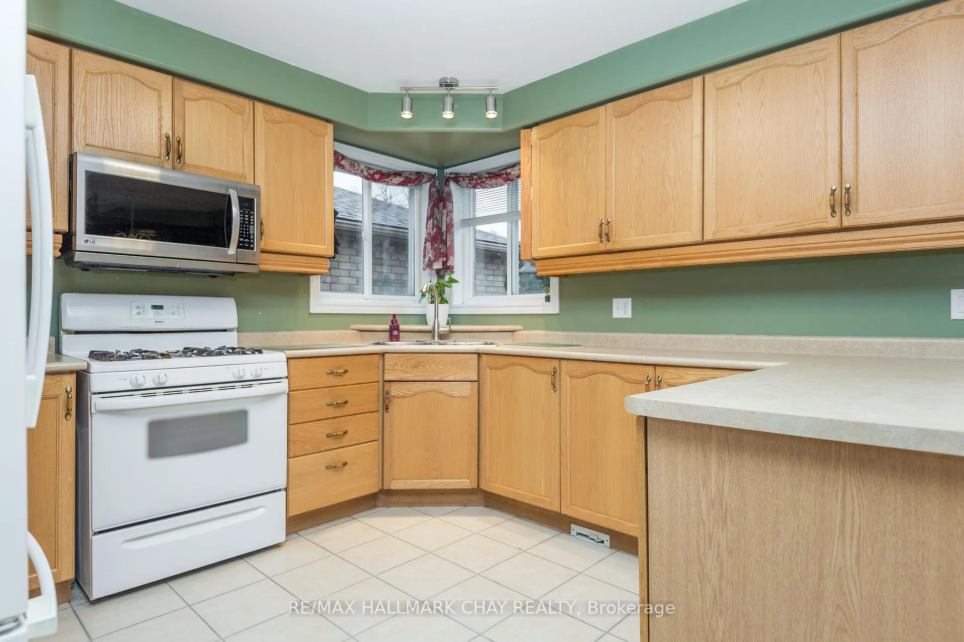 Photo 4 of 188 Pringle Drive, Barrie, Edgehill Drive — HOMEH