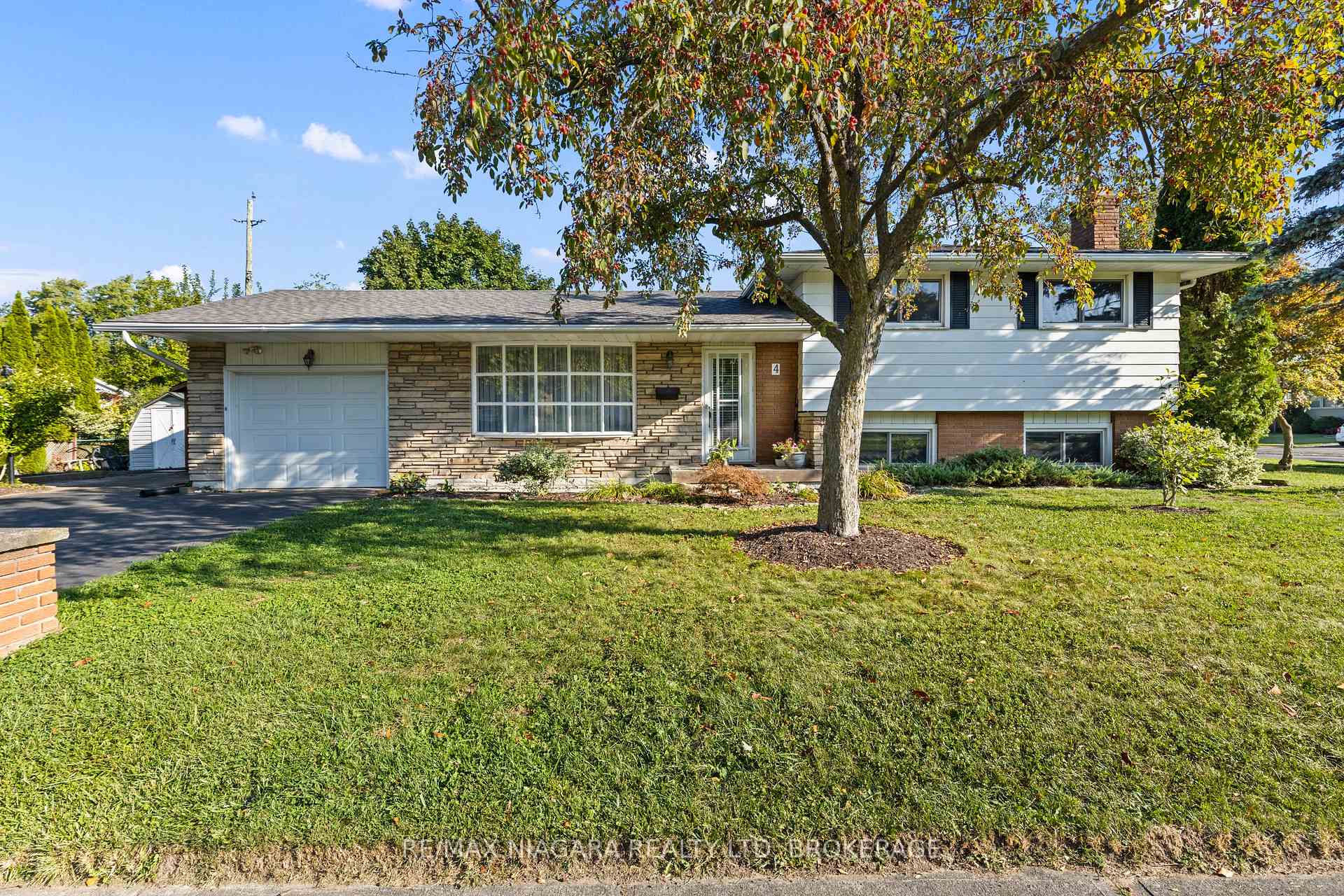 Photo 1 of 4 Willow Street N, Welland, Prince Charles — HOMEH