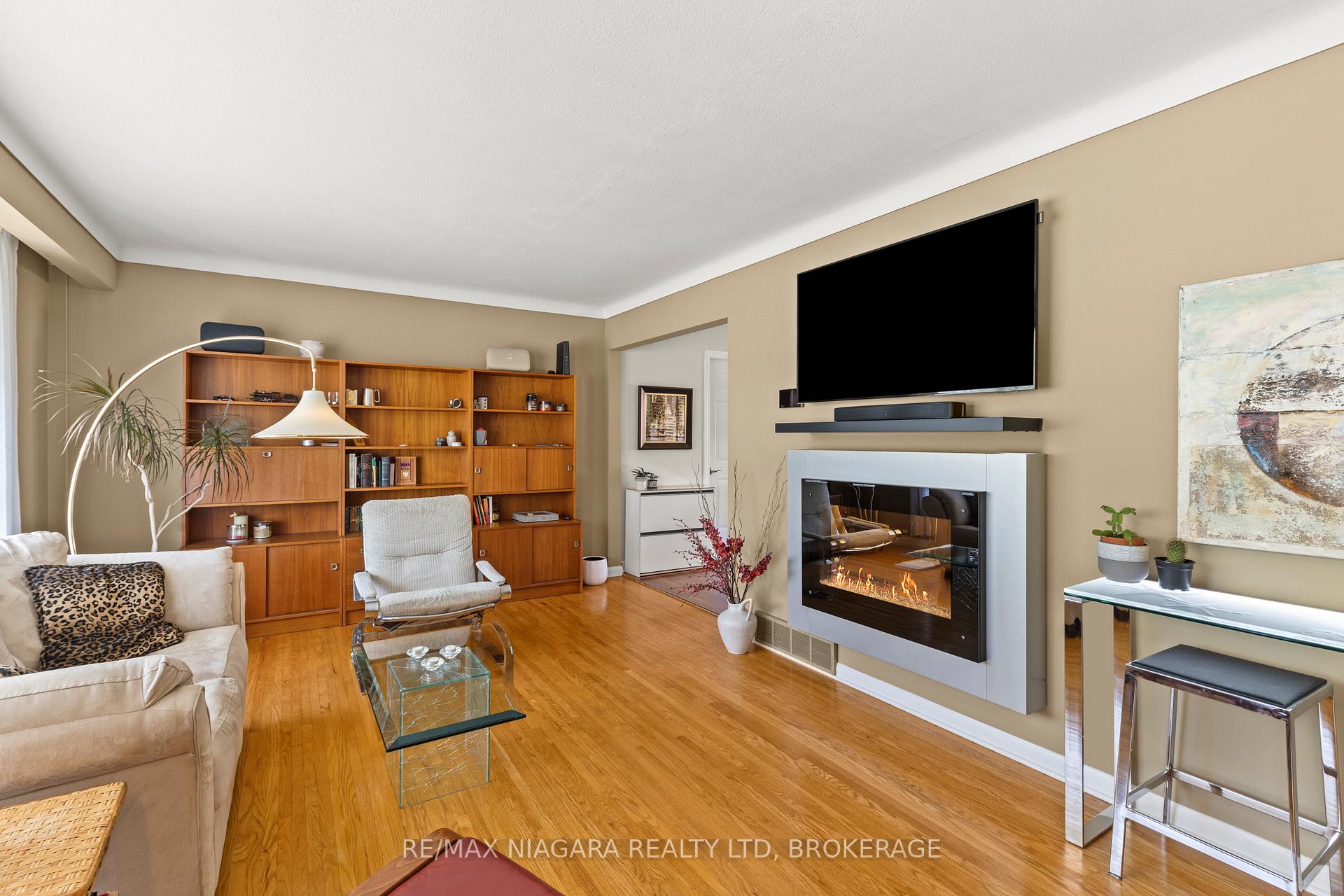 Photo 9 of 4 Willow Street N, Welland, Prince Charles — HOMEH