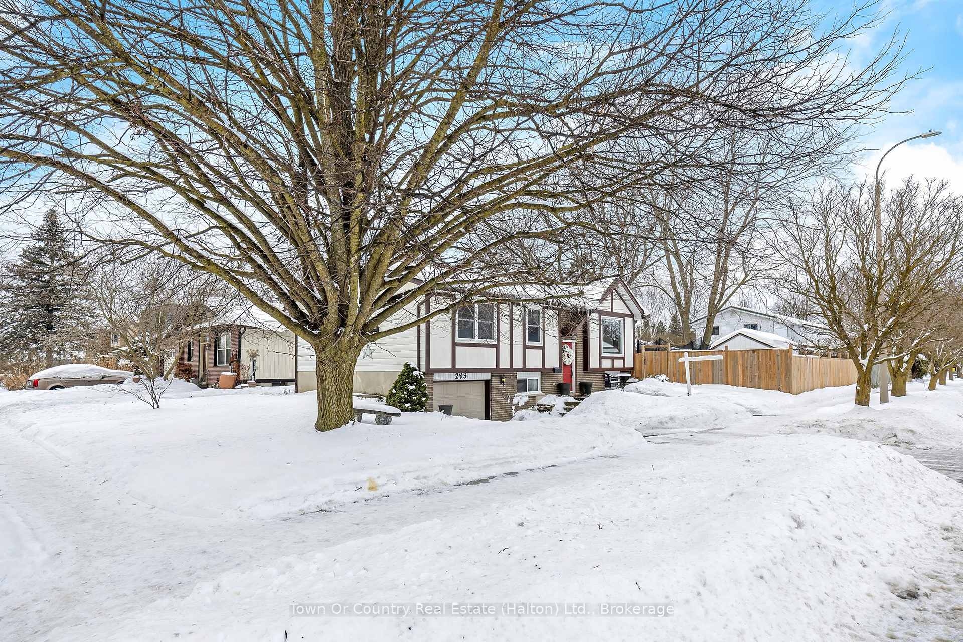 Photo 2 of 293 Eiwo Court, Waterloo, Lincoln Village — HOMEH