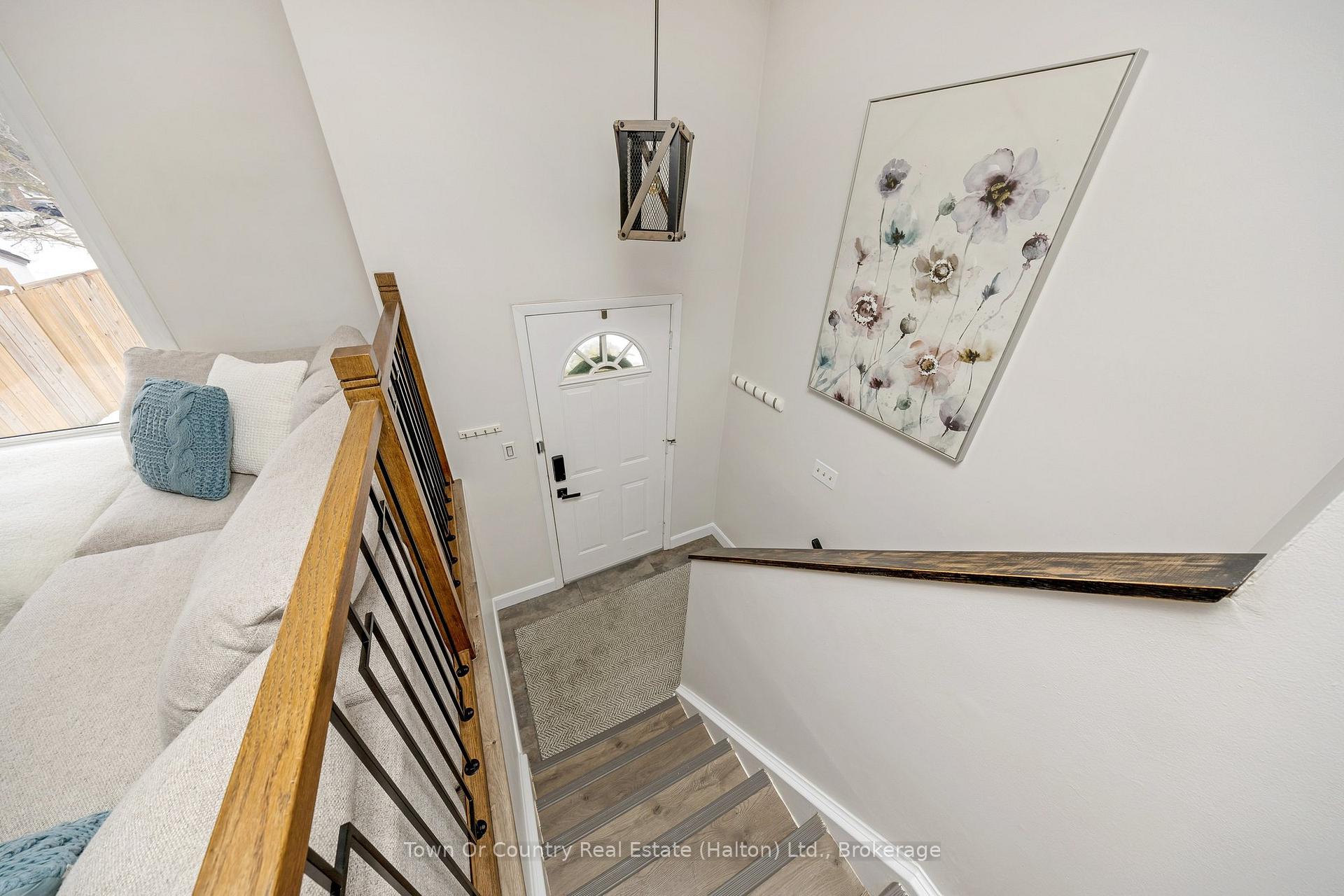 Photo 8 of 293 Eiwo Court, Waterloo, Lincoln Village — HOMEH