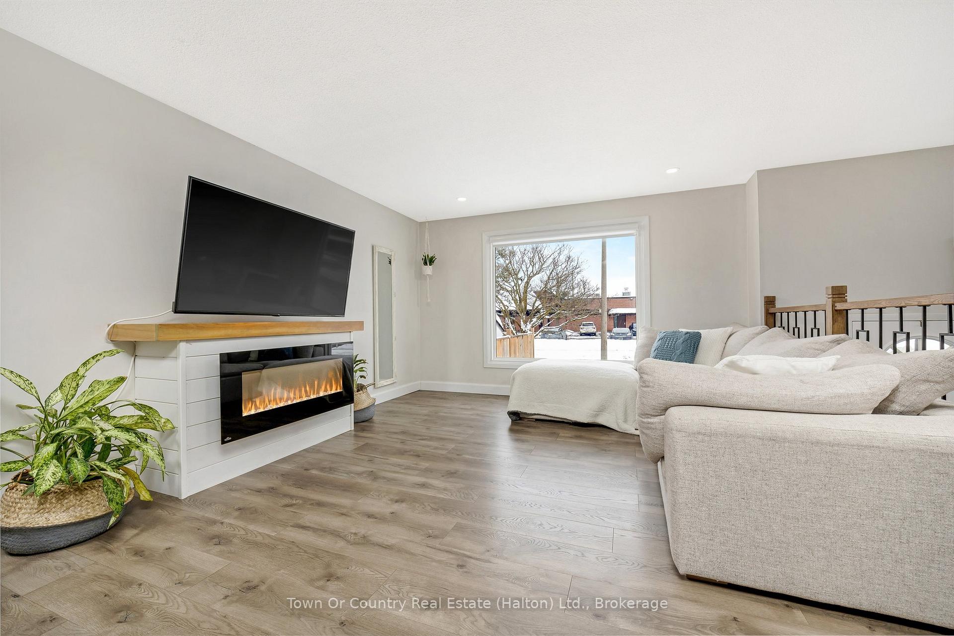 Photo 9 of 293 Eiwo Court, Waterloo, Lincoln Village — HOMEH