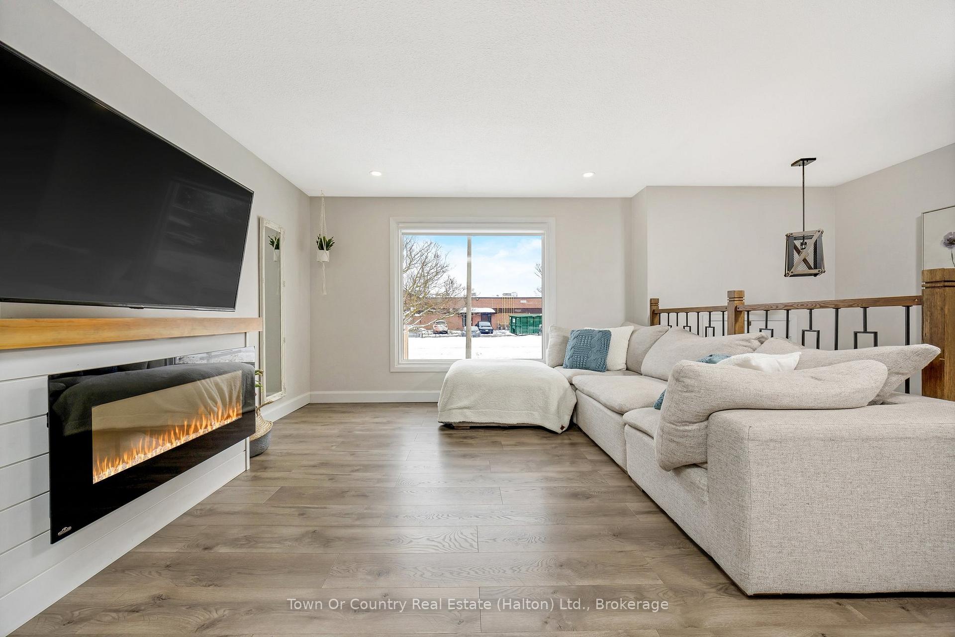 Photo 10 of 293 Eiwo Court, Waterloo, Lincoln Village — HOMEH