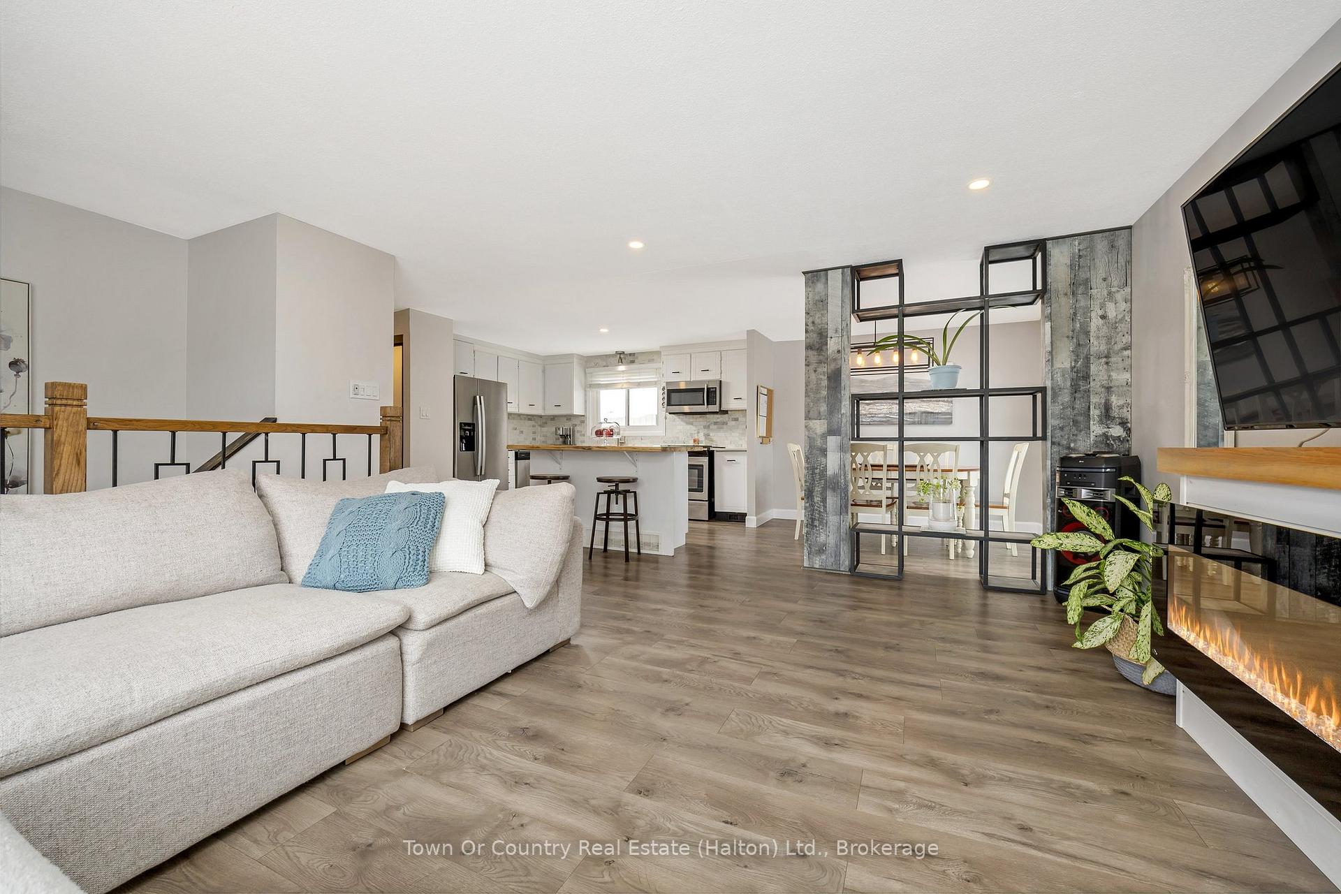 Photo 11 of 293 Eiwo Court, Waterloo, Lincoln Village — HOMEH