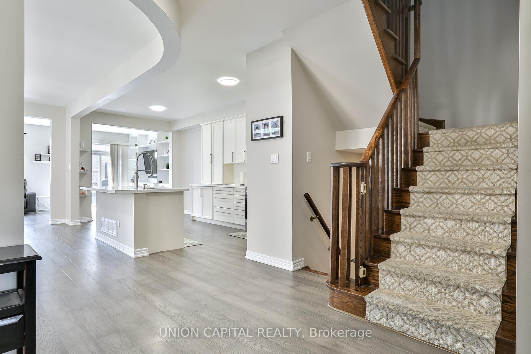 Photo 3 of 136 Mistywood Crescent, Vaughan, Patterson — HOMEH