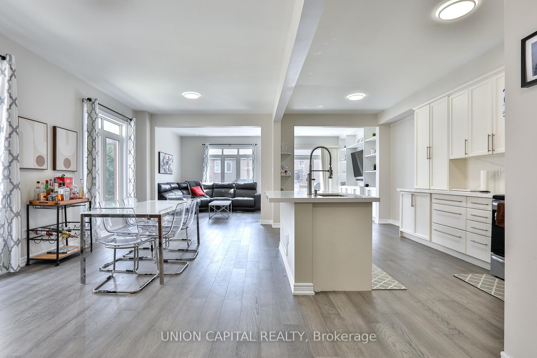 Photo 4 of 136 Mistywood Crescent, Vaughan, Patterson — HOMEH