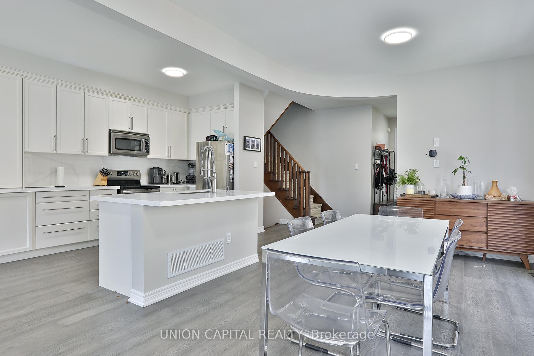 Photo 6 of 136 Mistywood Crescent, Vaughan, Patterson — HOMEH