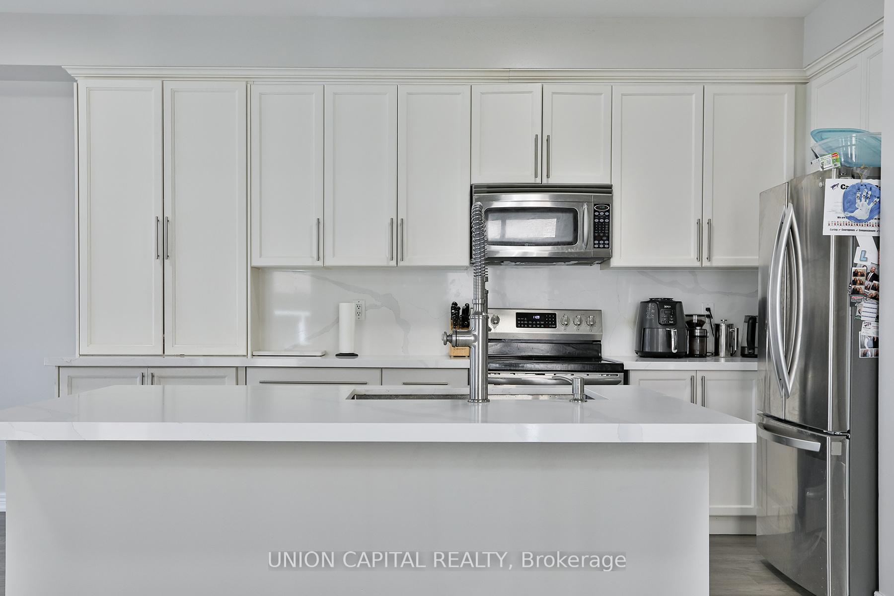 Photo 7 of 136 Mistywood Crescent, Vaughan, Patterson — HOMEH