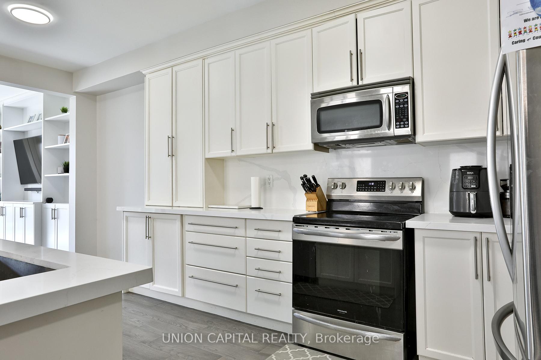 Photo 8 of 136 Mistywood Crescent, Vaughan, Patterson — HOMEH