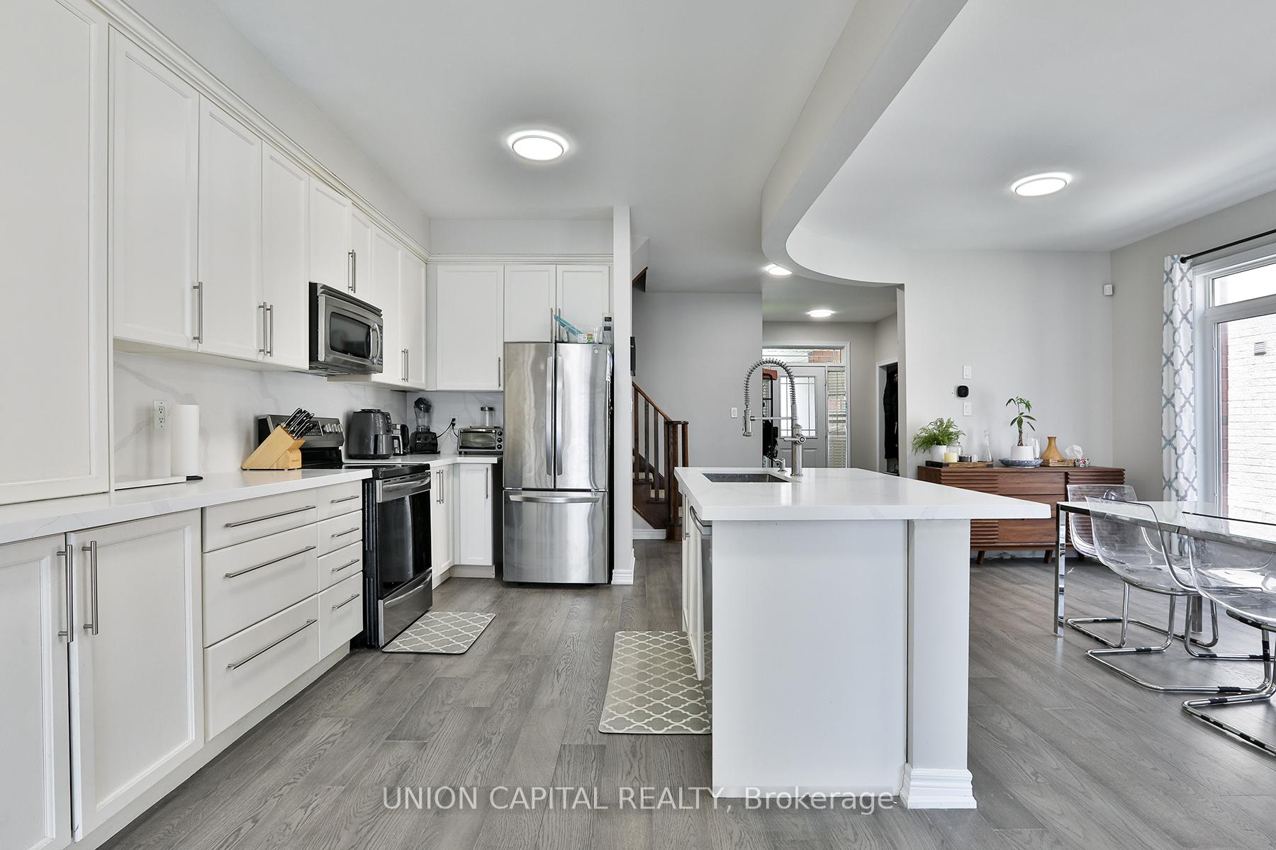 Photo 9 of 136 Mistywood Crescent, Vaughan, Patterson — HOMEH