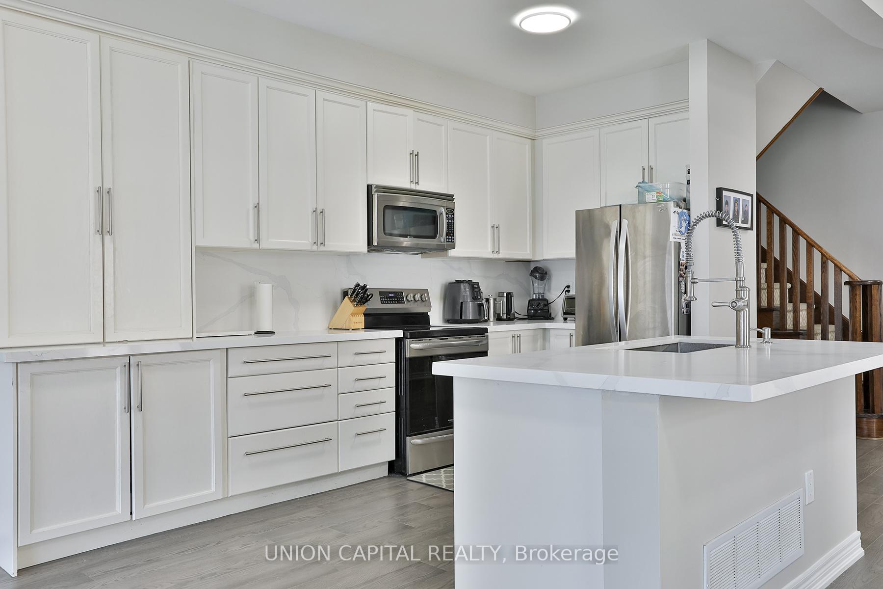 Photo 10 of 136 Mistywood Crescent, Vaughan, Patterson — HOMEH
