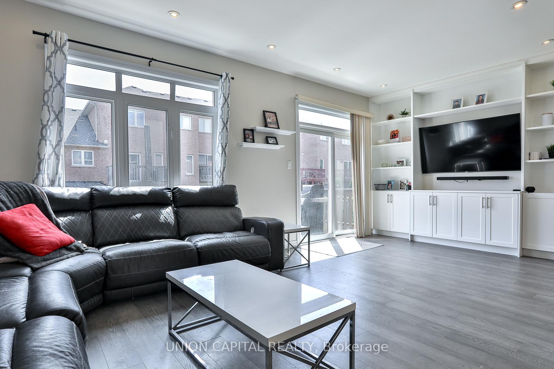Photo 11 of 136 Mistywood Crescent, Vaughan, Patterson — HOMEH