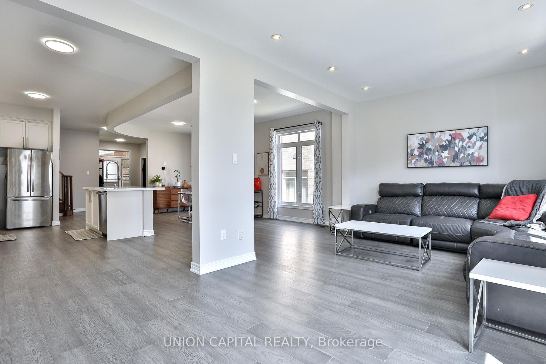 Photo 12 of 136 Mistywood Crescent, Vaughan, Patterson — HOMEH