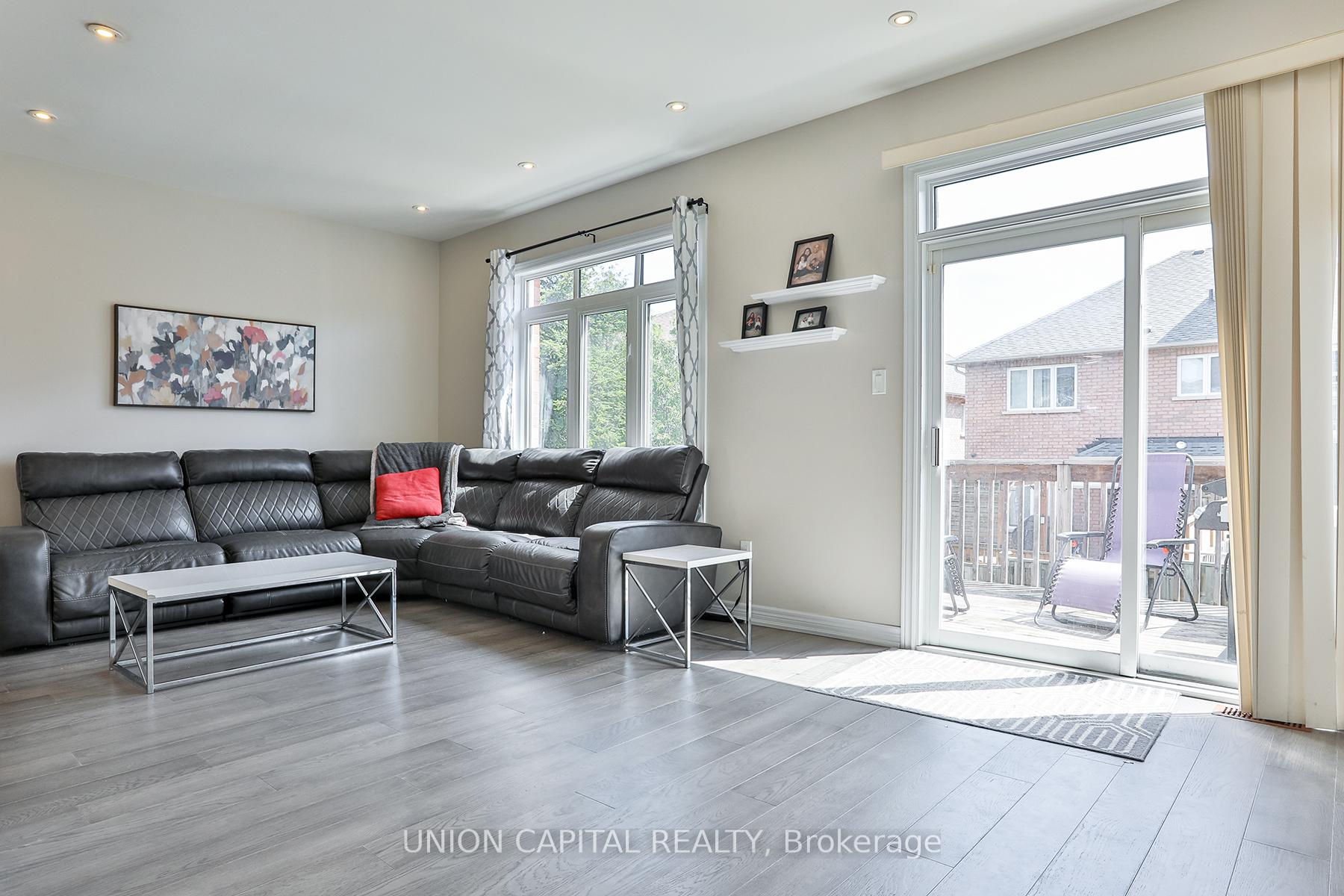 Photo 13 of 136 Mistywood Crescent, Vaughan, Patterson — HOMEH