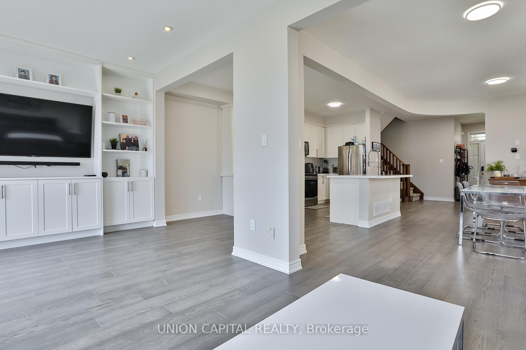 Photo 14 of 136 Mistywood Crescent, Vaughan, Patterson — HOMEH