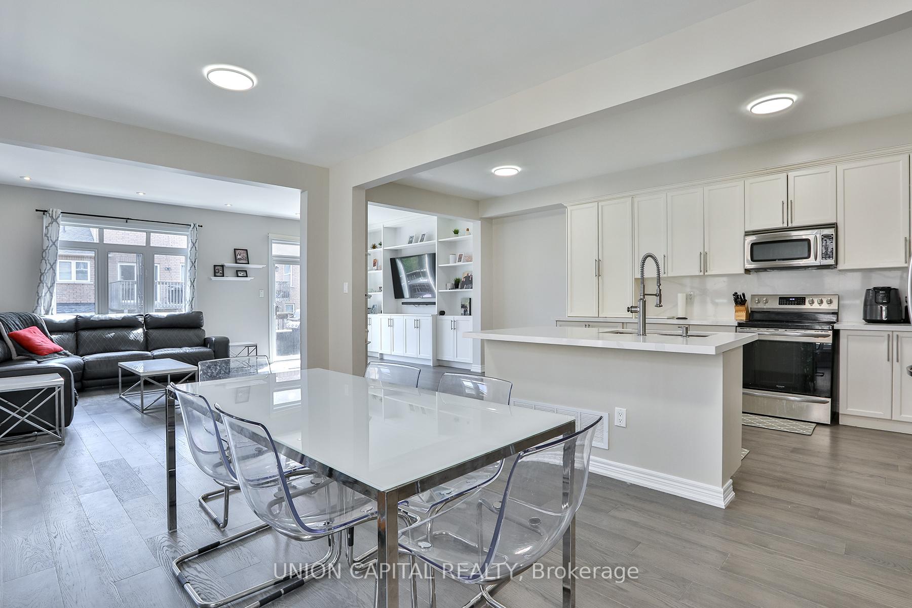 Photo 15 of 136 Mistywood Crescent, Vaughan, Patterson — HOMEH