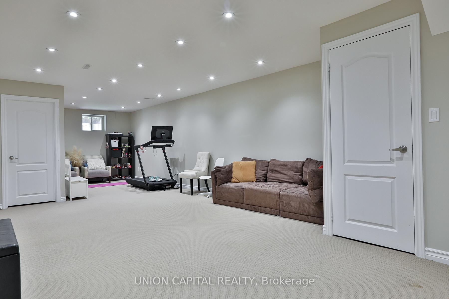Photo 17 of 136 Mistywood Crescent, Vaughan, Patterson — HOMEH