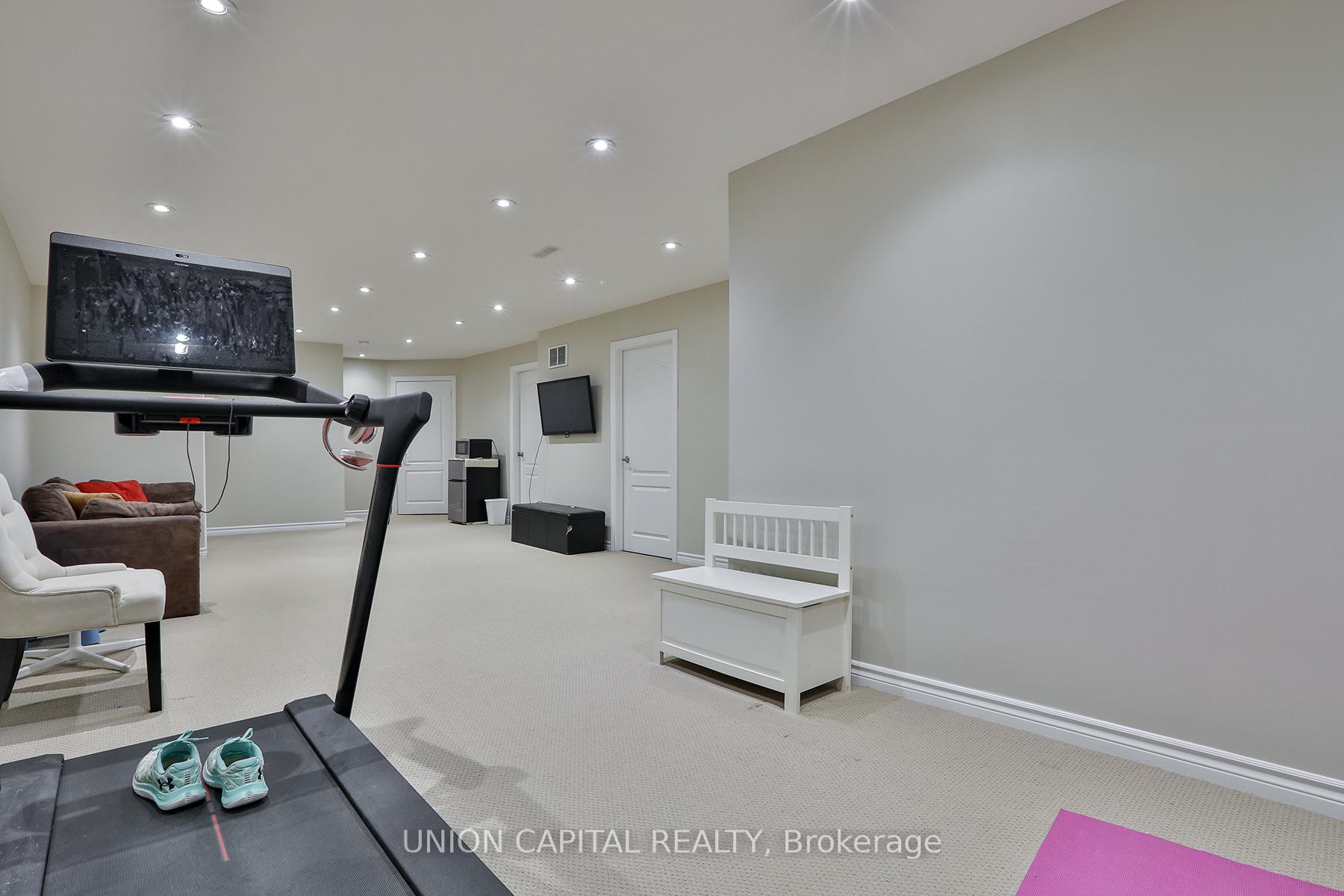 Photo 18 of 136 Mistywood Crescent, Vaughan, Patterson — HOMEH