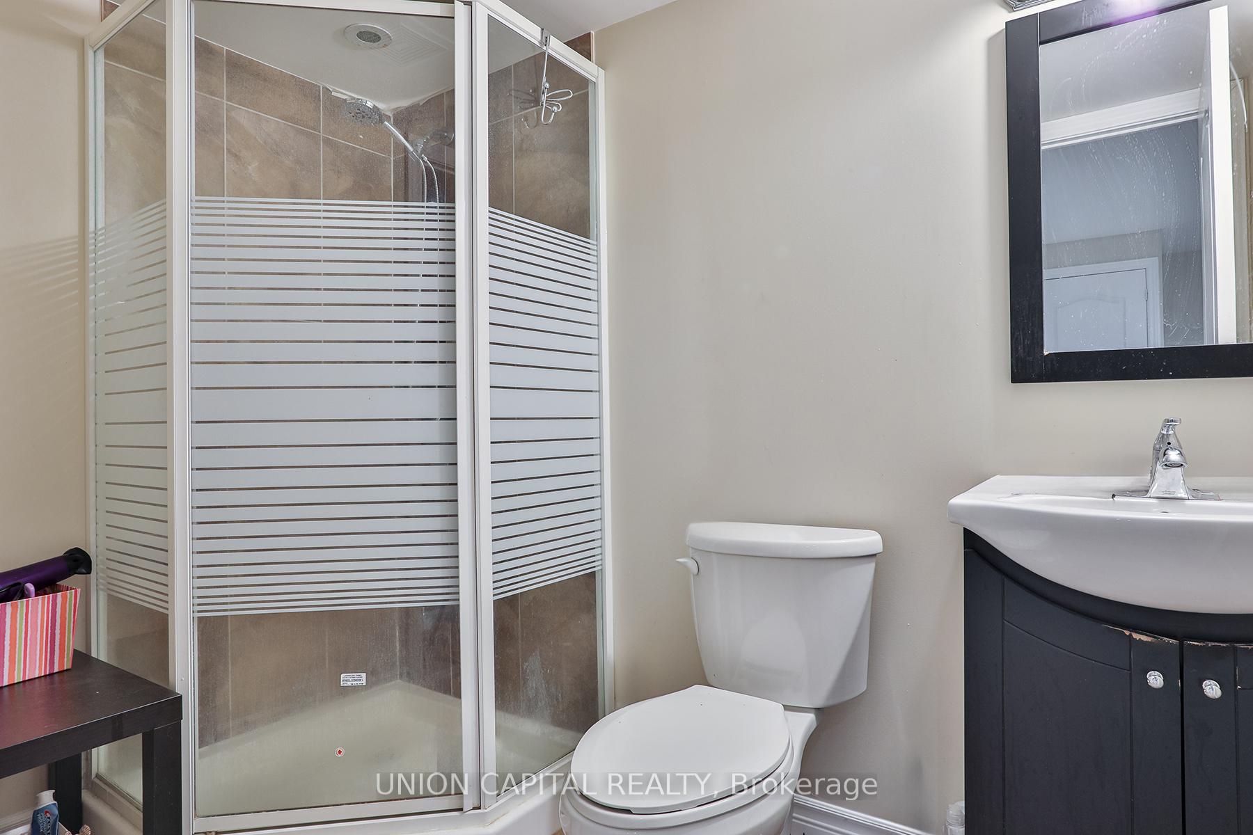 Photo 20 of 136 Mistywood Crescent, Vaughan, Patterson — HOMEH
