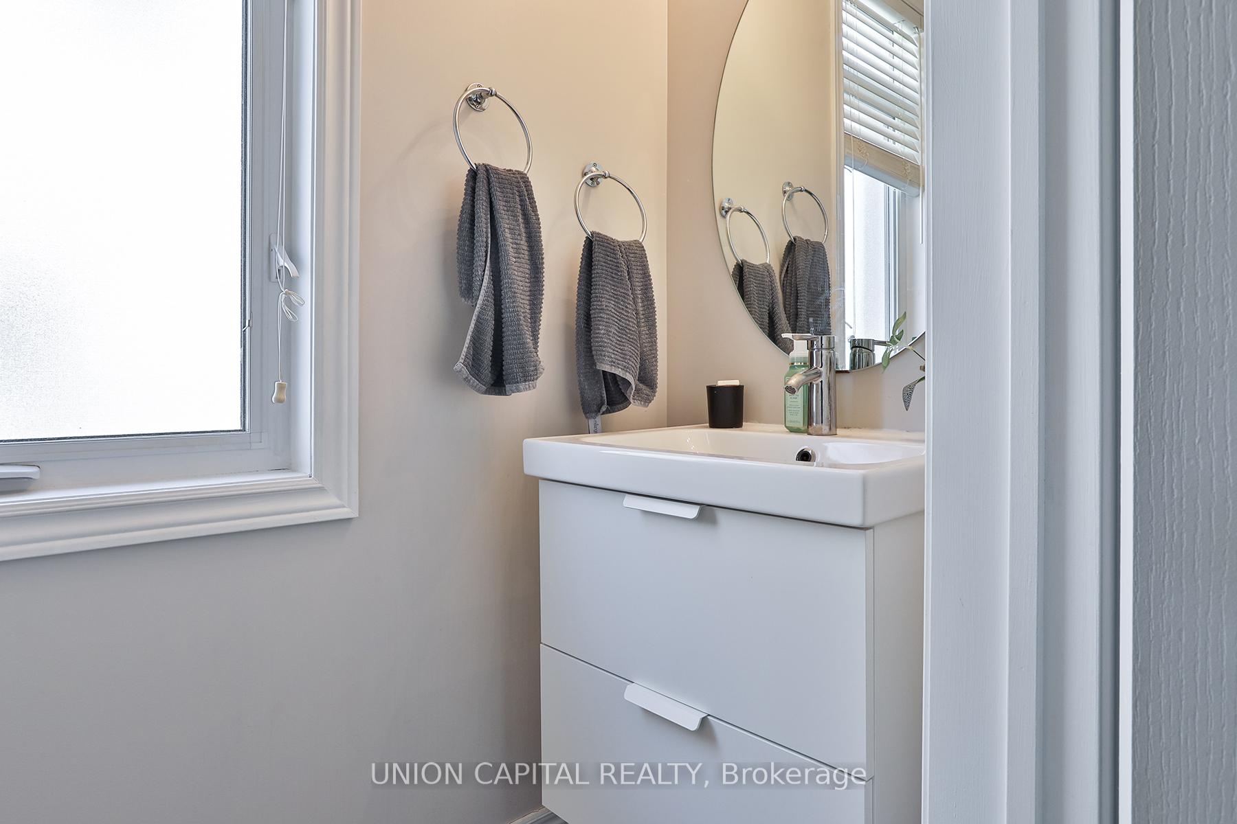 Photo 21 of 136 Mistywood Crescent, Vaughan, Patterson — HOMEH