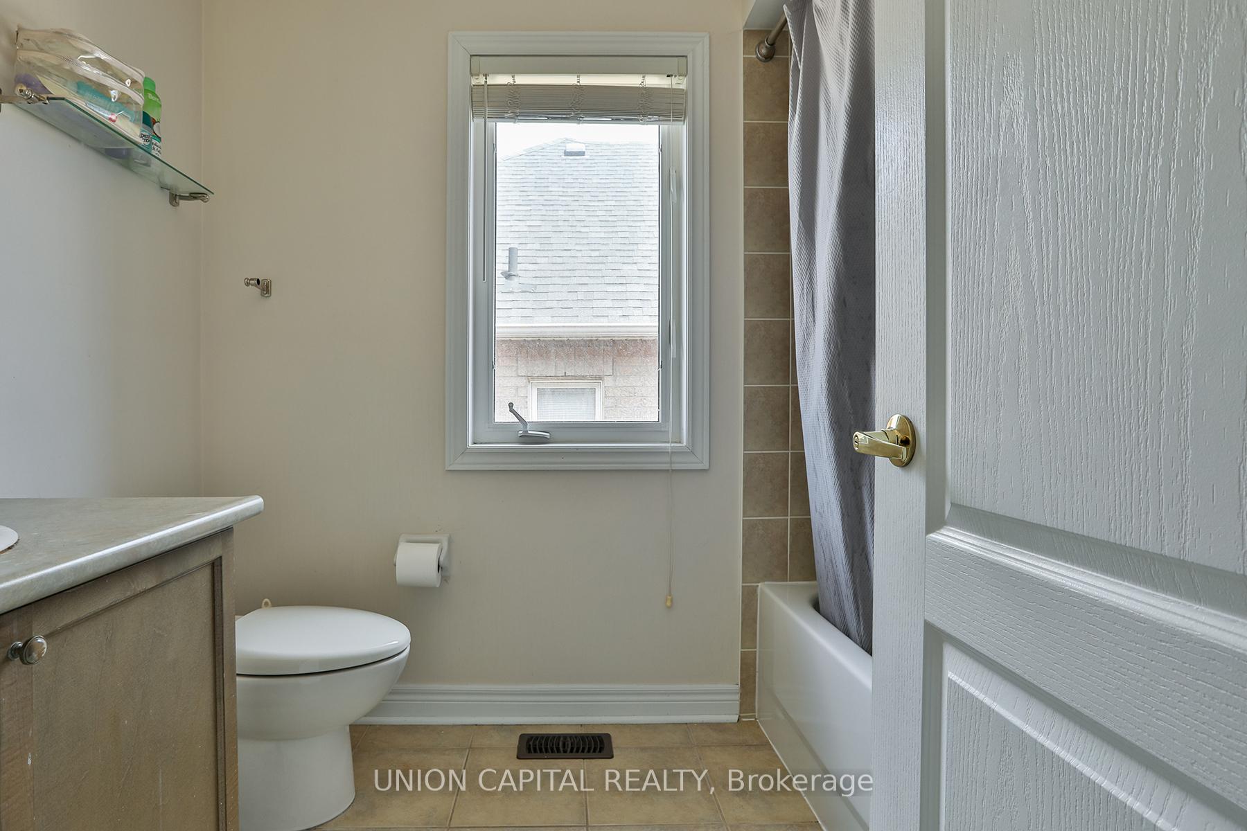 Photo 25 of 136 Mistywood Crescent, Vaughan, Patterson — HOMEH