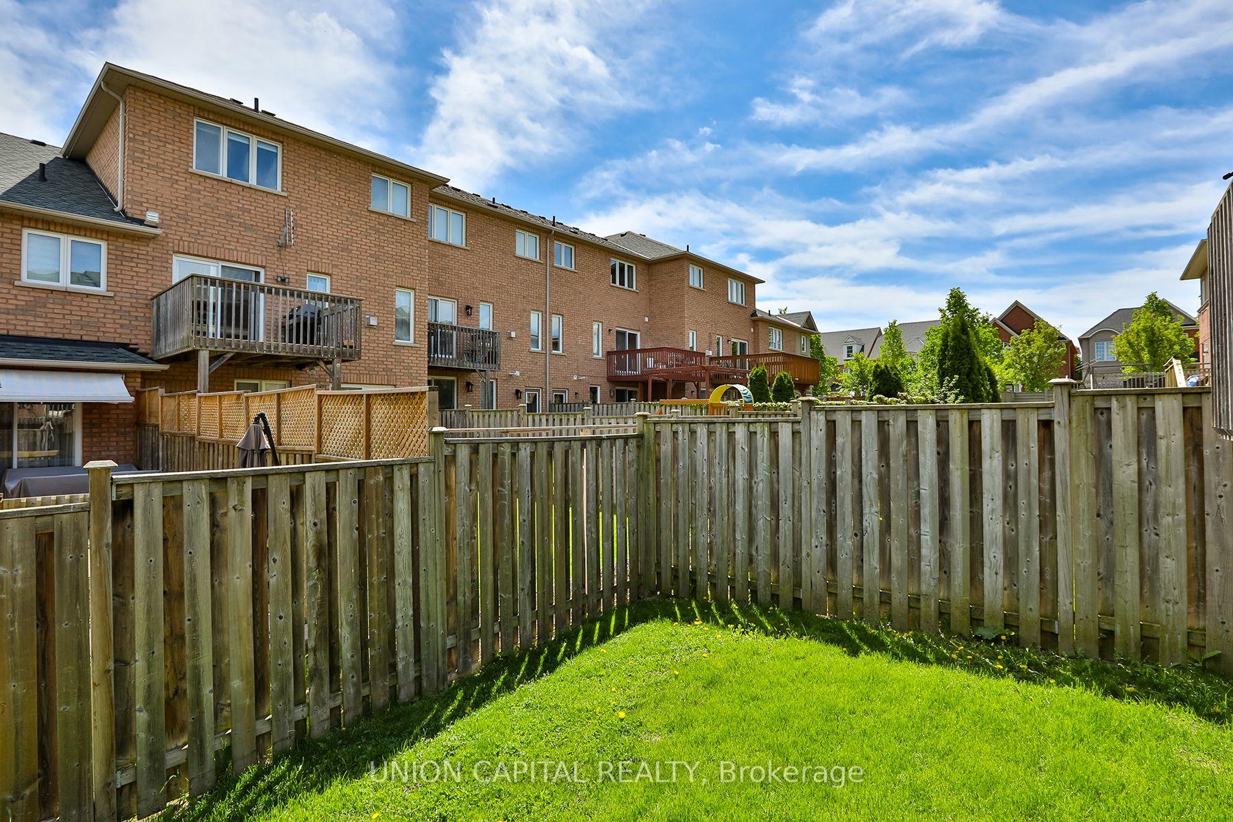 Photo 35 of 136 Mistywood Crescent, Vaughan, Patterson — HOMEH
