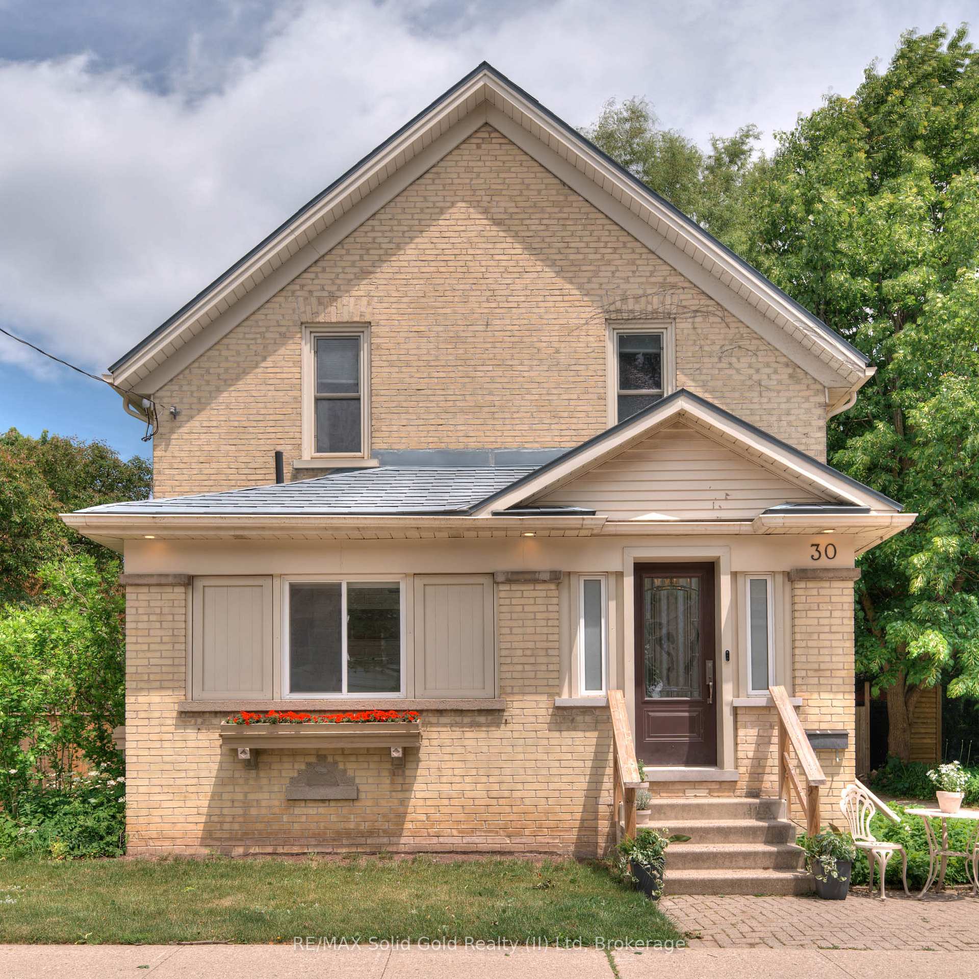 Front of 30 Wyatt Street E