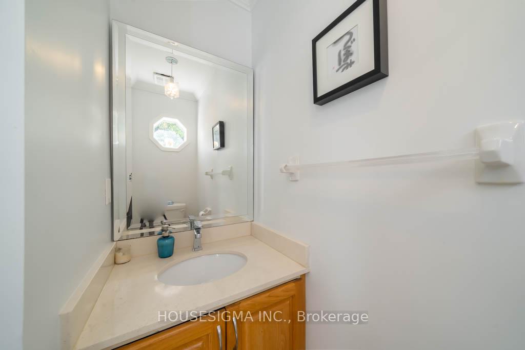 Photo 10 of 40 Brownstone Circle, Vaughan, Crestwood-Springfarm-Yorkhill — HOMEH
