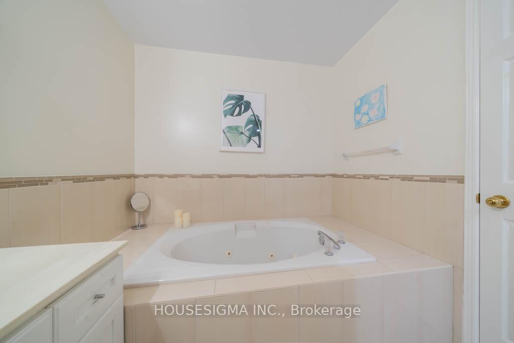 Photo 15 of 40 Brownstone Circle, Vaughan, Crestwood-Springfarm-Yorkhill — HOMEH
