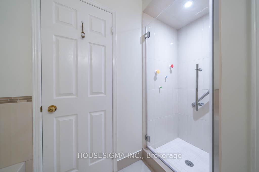 Photo 16 of 40 Brownstone Circle, Vaughan, Crestwood-Springfarm-Yorkhill — HOMEH