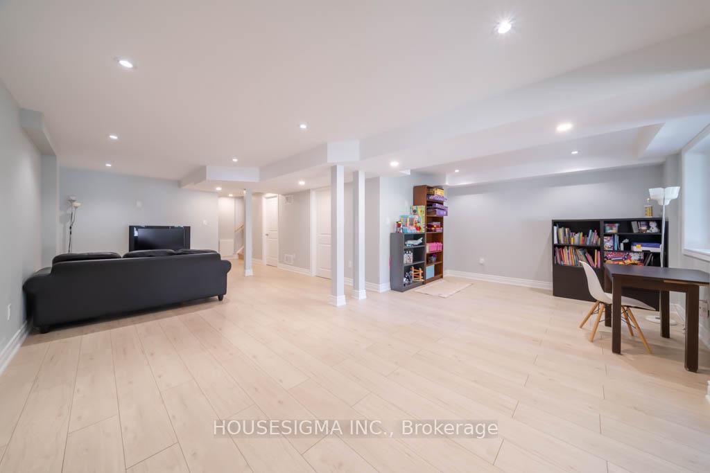Photo 22 of 40 Brownstone Circle, Vaughan, Crestwood-Springfarm-Yorkhill — HOMEH