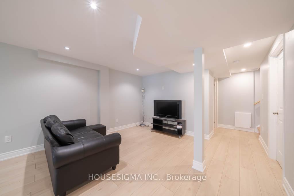Photo 23 of 40 Brownstone Circle, Vaughan, Crestwood-Springfarm-Yorkhill — HOMEH