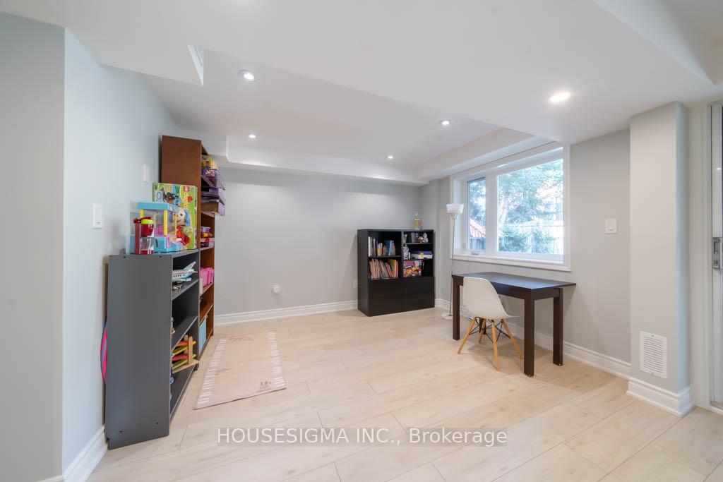 Photo 24 of 40 Brownstone Circle, Vaughan, Crestwood-Springfarm-Yorkhill — HOMEH