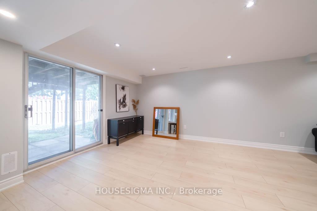 Photo 25 of 40 Brownstone Circle, Vaughan, Crestwood-Springfarm-Yorkhill — HOMEH