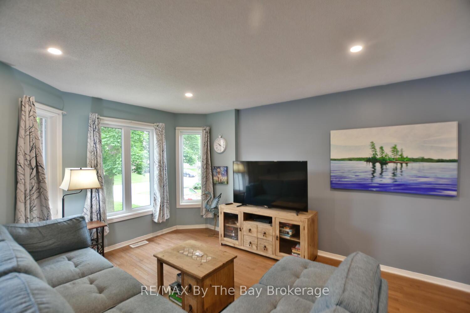 Photo 5 of 126 Fernbrook Drive, Wasaga Beach — HOMEH