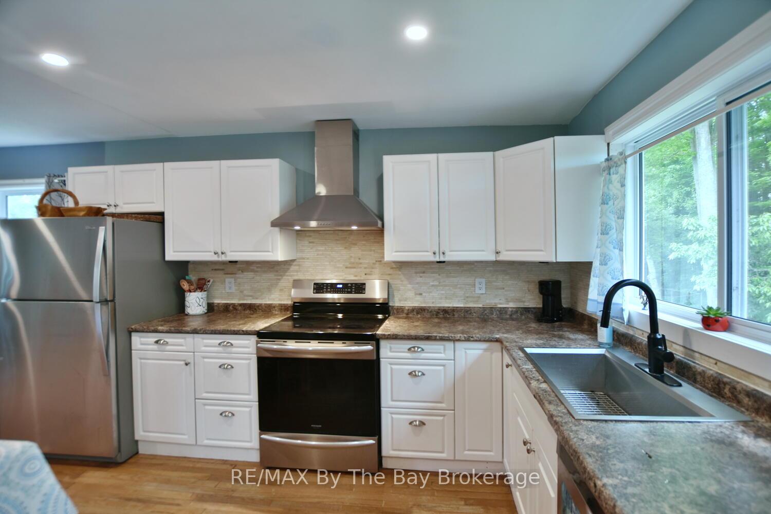 Photo 7 of 126 Fernbrook Drive, Wasaga Beach — HOMEH