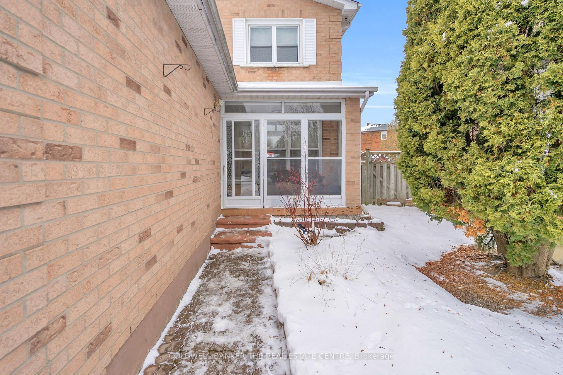 Photo 3 of 20 Backus Court, Markham, Raymerville — HOMEH