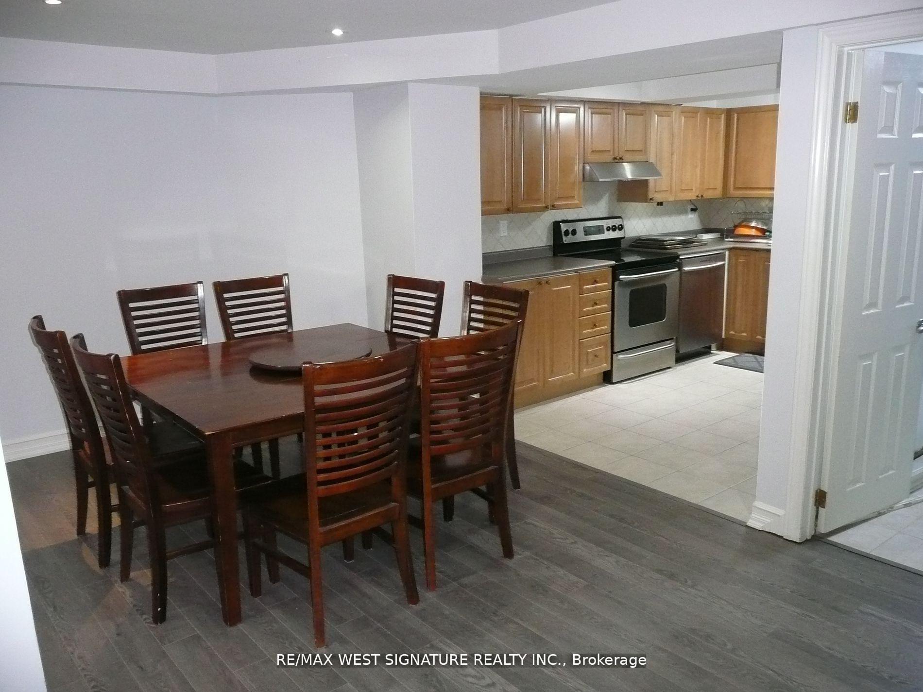 Photo 4 of 70 Robertson Close, Vaughan, Maple — HOMEH