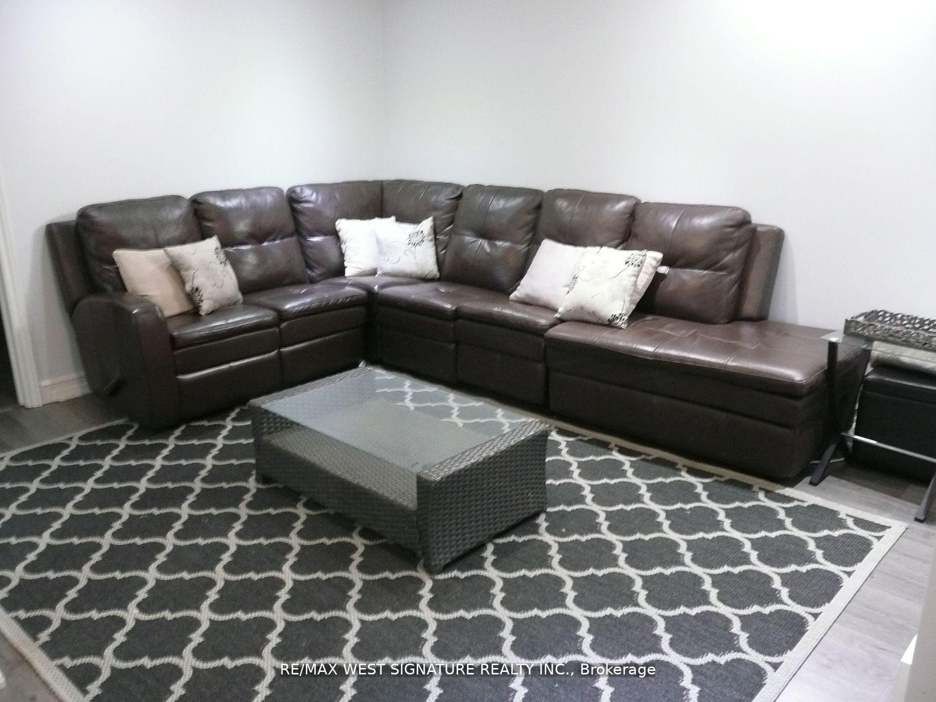 Photo 5 of 70 Robertson Close, Vaughan, Maple — HOMEH