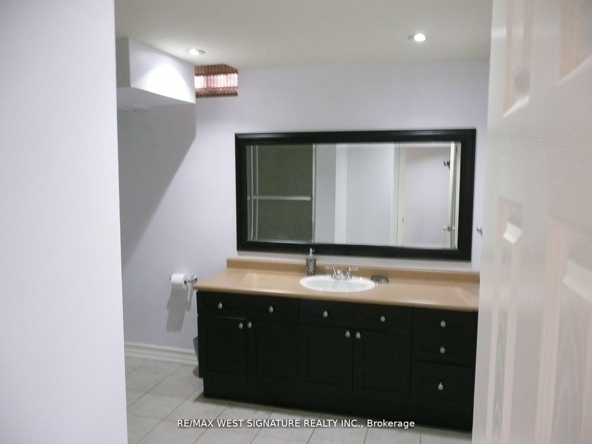 Photo 9 of 70 Robertson Close, Vaughan, Maple — HOMEH