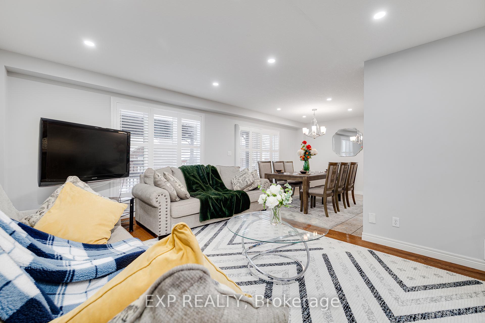 Photo 11 of 645 Interlaken Drive, Waterloo — HOMEH