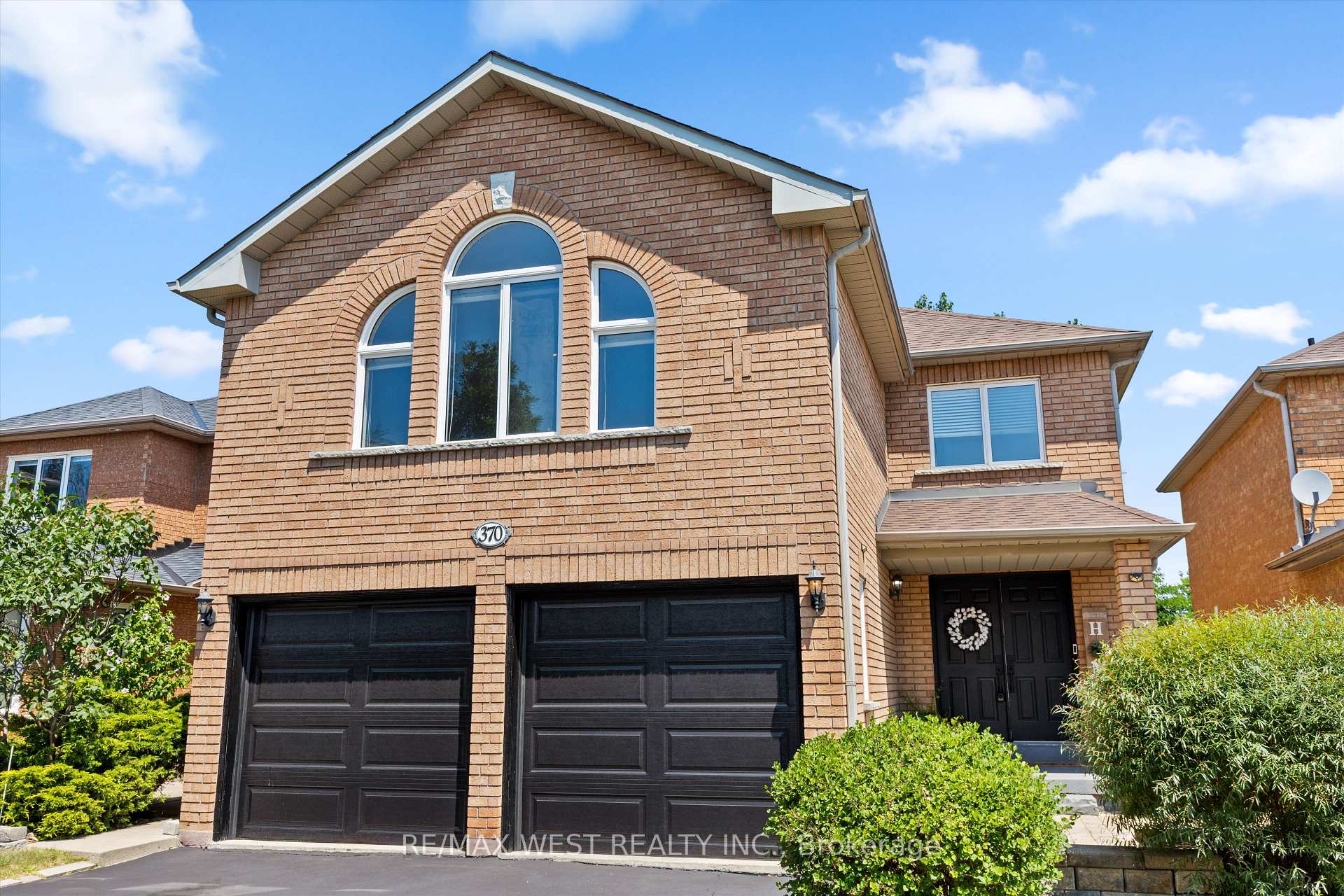 Photo 2 of 370 Royalpark Way, Vaughan, Elder Mills — HOMEH