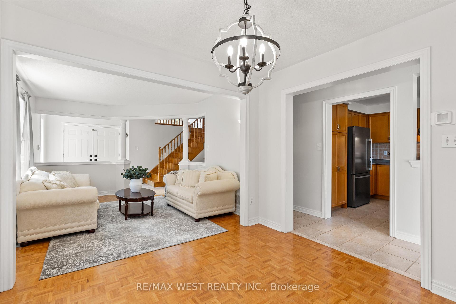 Photo 5 of 370 Royalpark Way, Vaughan, Elder Mills — HOMEH