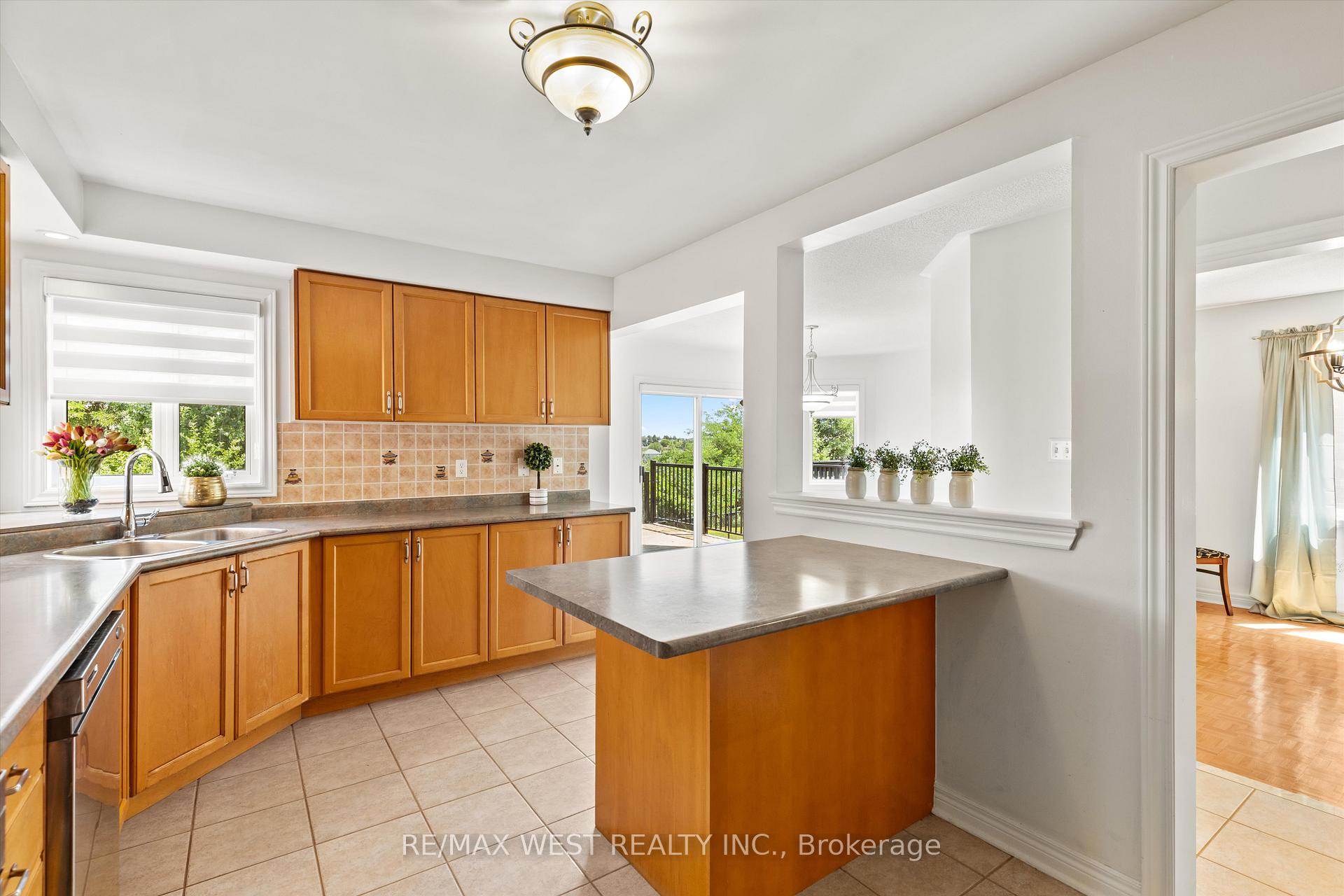 Photo 7 of 370 Royalpark Way, Vaughan, Elder Mills — HOMEH