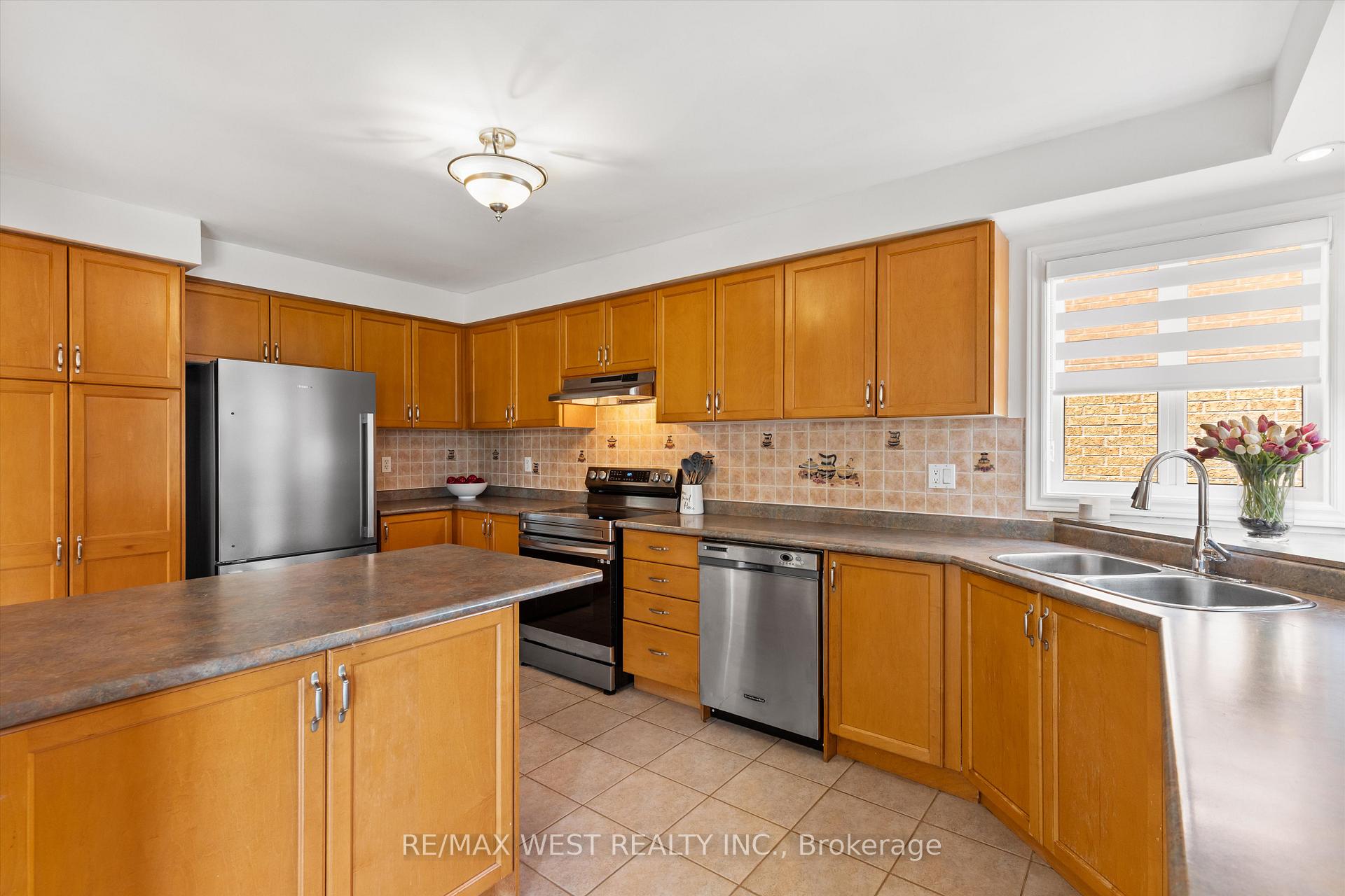 Photo 8 of 370 Royalpark Way, Vaughan, Elder Mills — HOMEH