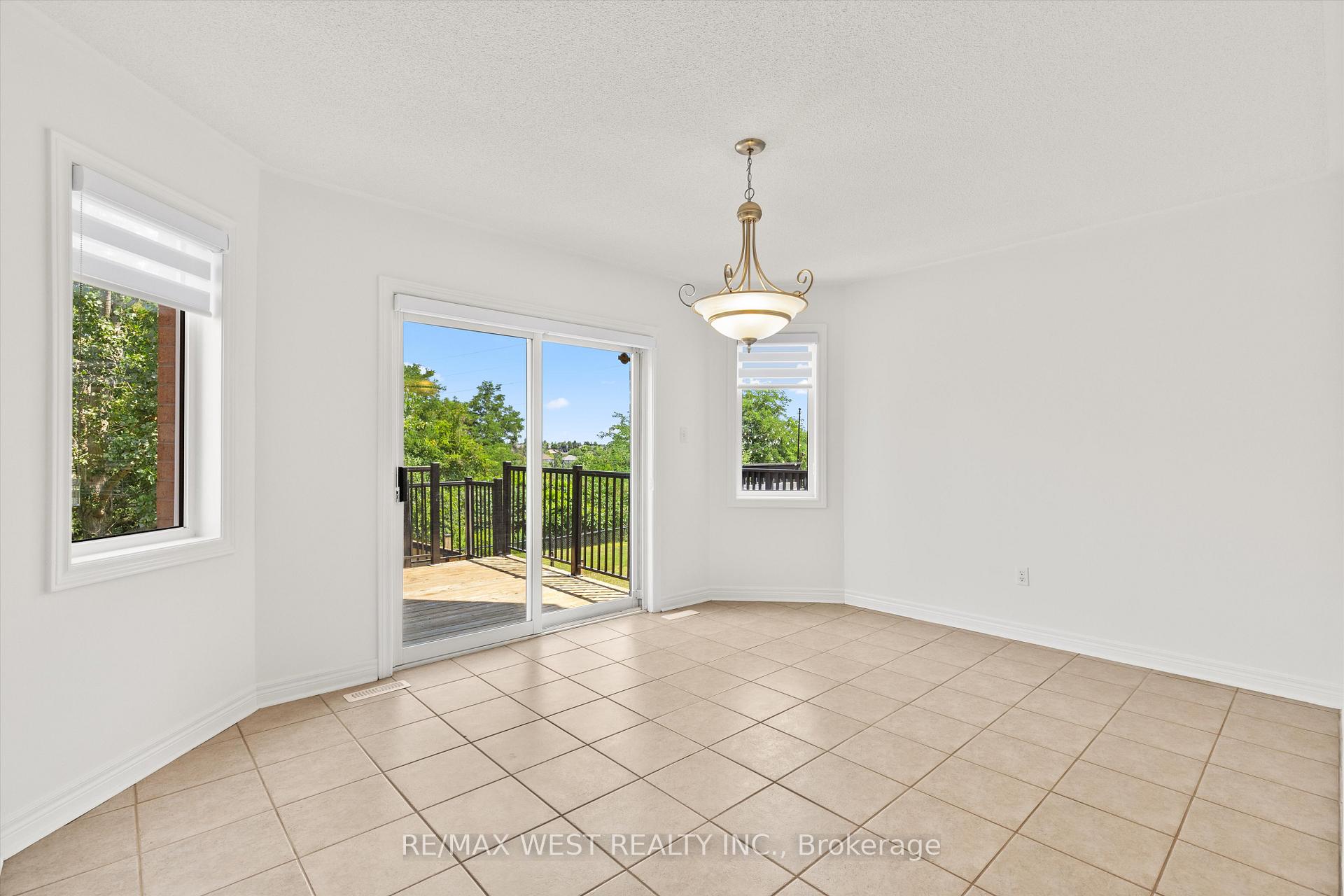 Photo 9 of 370 Royalpark Way, Vaughan, Elder Mills — HOMEH