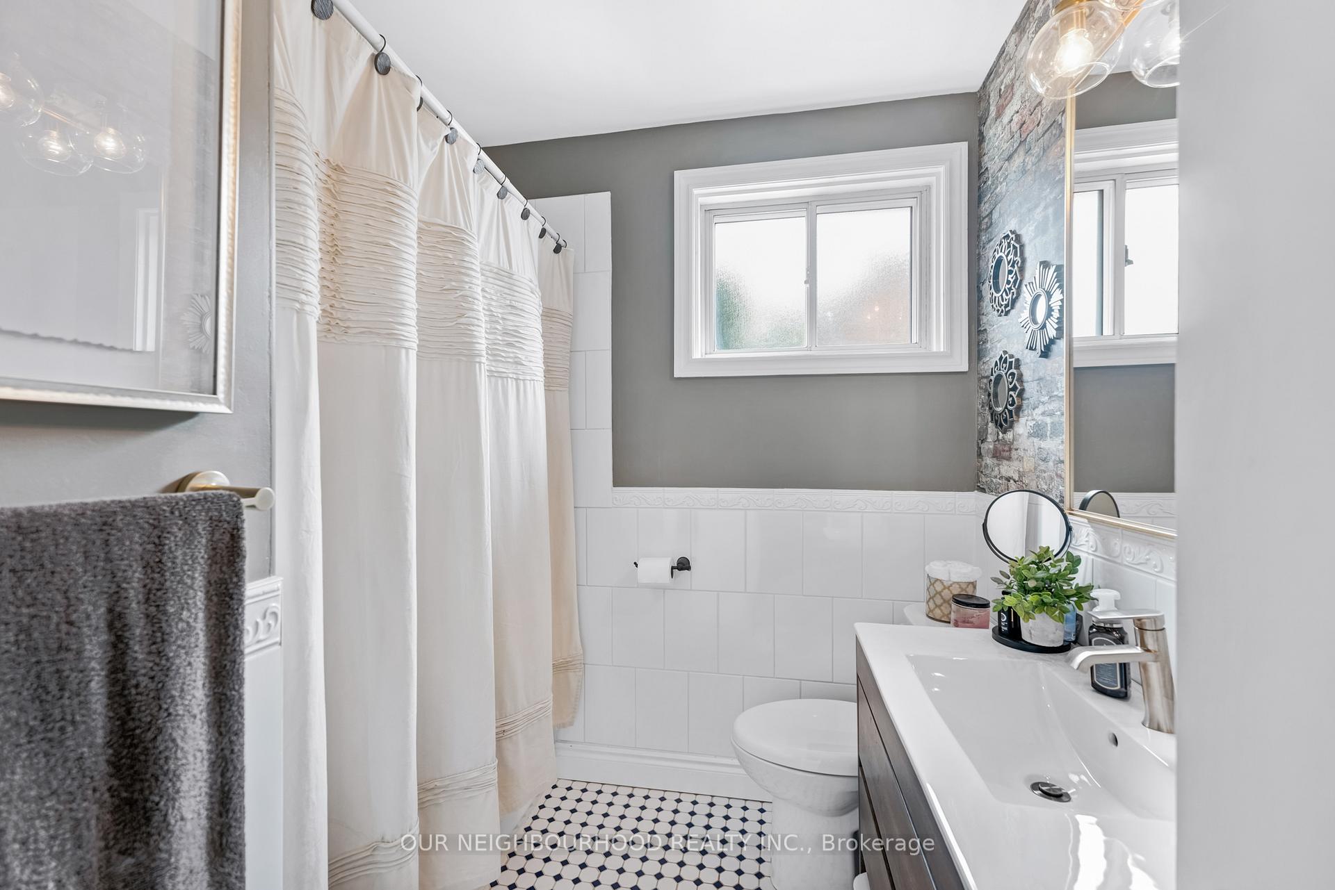Photo 18 of 227 Rosedale Drive, Whitby, Downtown Whitby — HOMEH